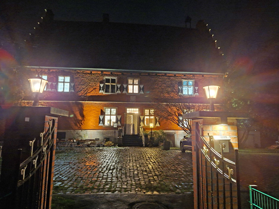 Eingang des Haus Wenge in Lanstrop im Abendlicht.
