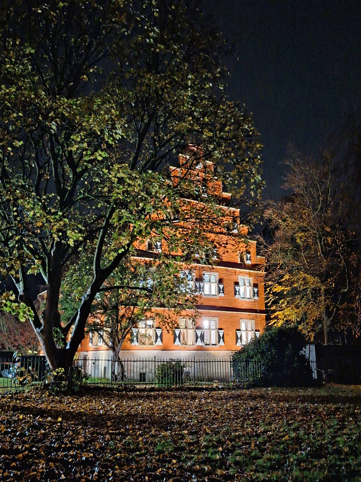 Das angestrahlte Haus Wenge in Dortmund Lanstrop am Abend.