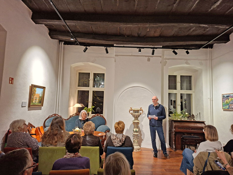 Autorin Monika von Bothmer und Matthias Hüppe begrüßen das die Gäste.