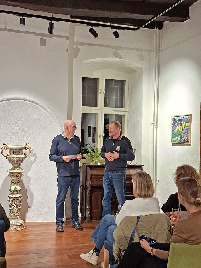 Matthias Hüppe vom Verein Haus Wenge Lanstrop e. V. und Georg Nies, Verleger im OCM Verlag, begrüßen das Publikum.