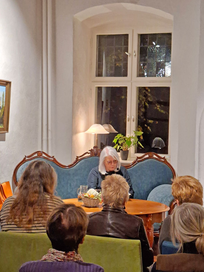 Die Autorin Monika von Bothmer liest aus ihrem dem Roman „Die zweite Stufe“ anläßlich der Buchpremiere in Haus Wenge.