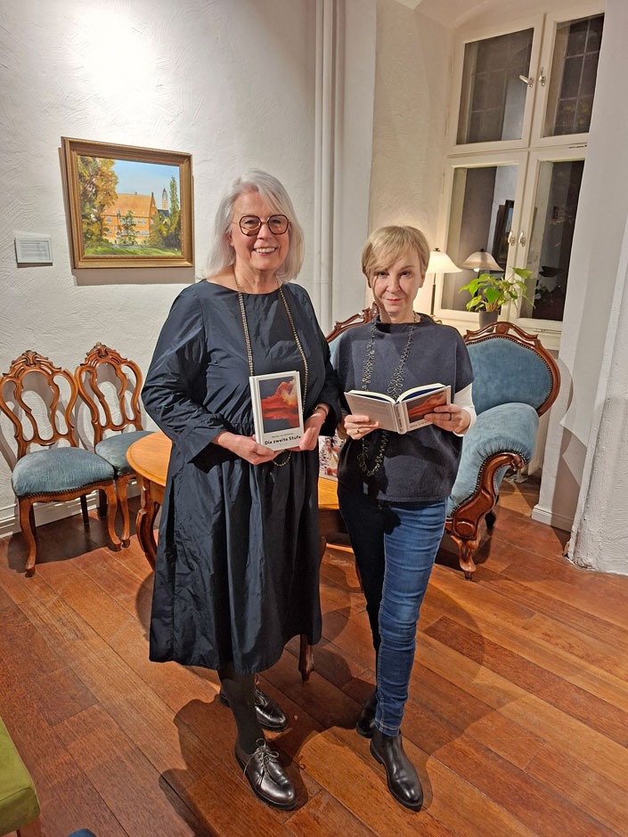 Die Autorin Monika von Bothmer und die Künstlerin Sabine Leven nach der Buchpremiere mit dem Roman „Die zweite Stufe“ in Haus Wenge.