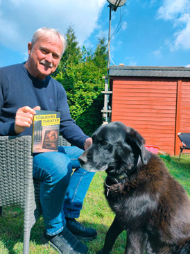 Autor Wolfgang Wiesmann präsentiert zusammen mit Hund Lucky seinen neuen Münsterland-Krimi „Tödliches Theater – Die Macht der Worte“.