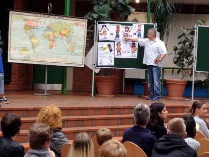 Literaturfest der Adolf-Schulte-Schule in Dortmund. Achim Albrecht stellt den Kindern die Hauptfiguren aus seinem Kinderbuch „Ilai und seine Freunde erobern die Welt“ vor und zeigt ihnen auf der Weltkarte, wo ihre Heimatländer liegen (05/2017).