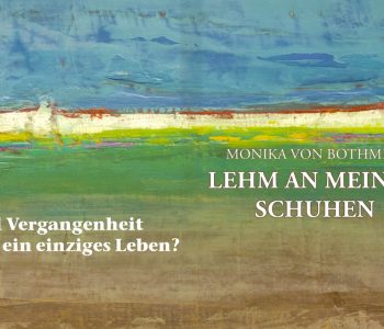 Buchcover für "LEHM AN MEINEN SCHUHEN" von Monika von Bothmer. Das Cover zeigt ein abstraktes Ölgemälde, das eine Landschaft darstellt. Die obere Hälfte ist in Blau- und Weißtönen gehalten und deutet Himmel und Wolken an. Die untere Hälfte zeigt verschiedene Schichten in Braun, Grün und Weiß, die an Felder und Erde erinnern. Der Buchtitel steht in weißen Großbuchstaben rechts in der Mitte des Bildes: "MONIKA VON BOTHMER LEHM AN MEINEN SCHUHEN". Unten links steht in weißen Großbuchstaben der Untertitel: "Wie viel Vergangenheit passt in ein einziges Leben?". Das Cover hat eine haptische, strukturierte Anmutung.