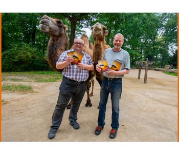 Zoodirektor Dr. Frank Brandstätter und Verleger Georg Nies im Gehege der Trampeltiere