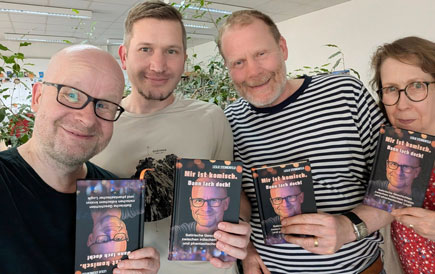Leslie Sternenfeld und das Verlagsteam präsentieren das neue Buch „Mir ist komisch. Dann lach doch!“.